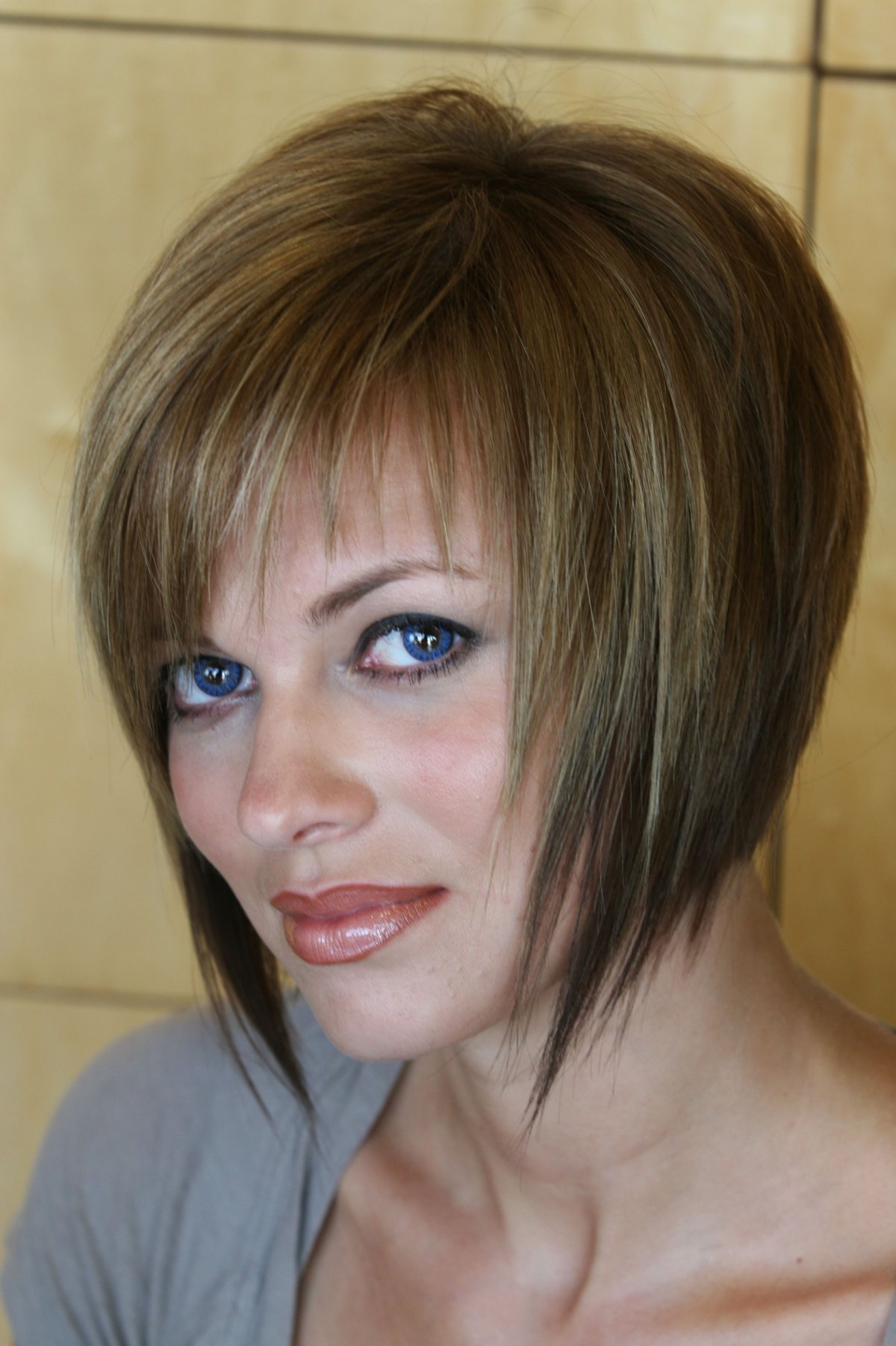 Стрижка Боб каре с короткой косой челкой