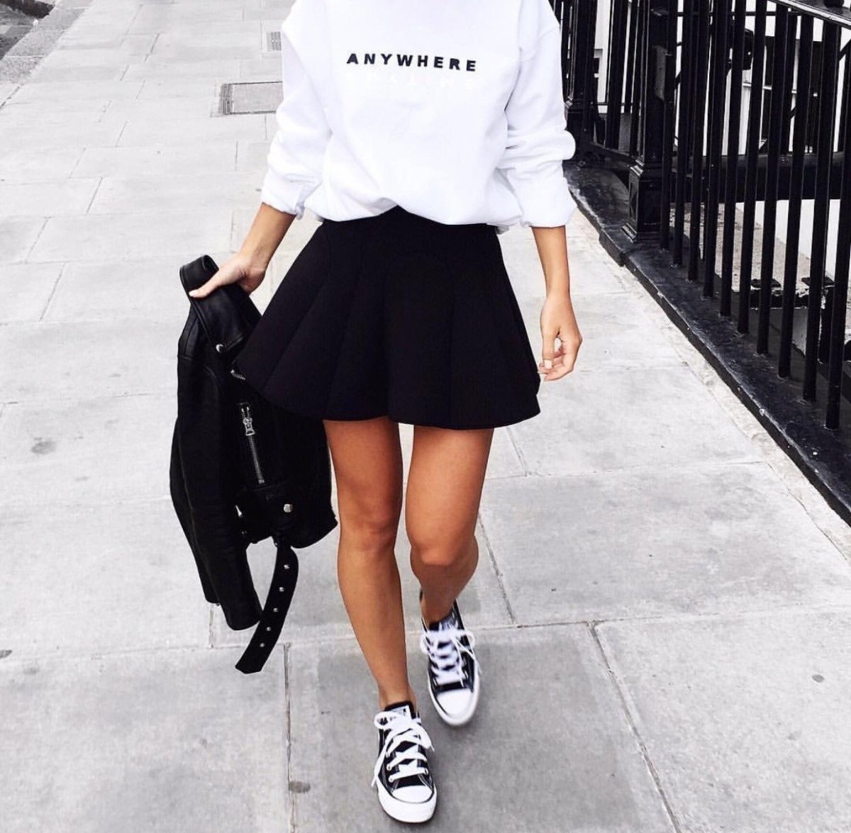 Черная юбка с кроссовками