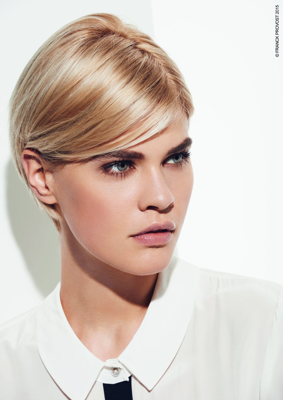 Медовый цвет волос короткая стрижка