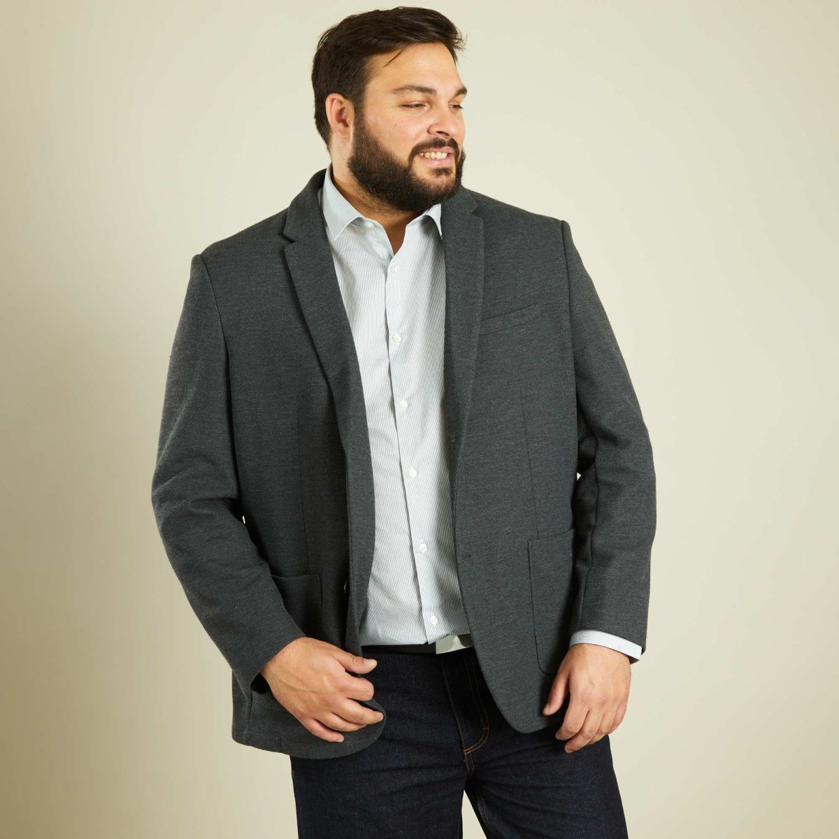 Полный мужчина в пиджаке