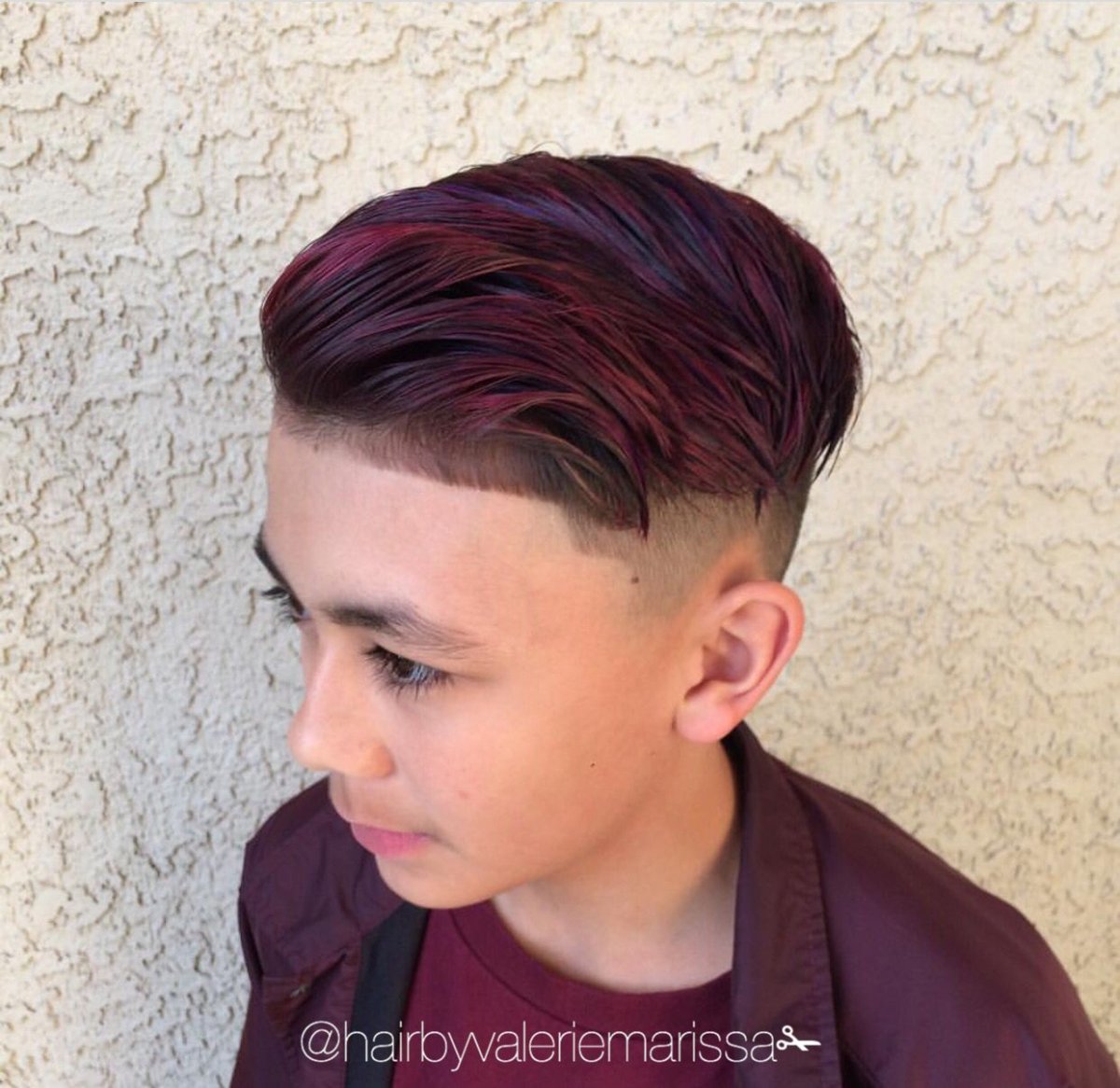 Черна красная прическа для мальчика