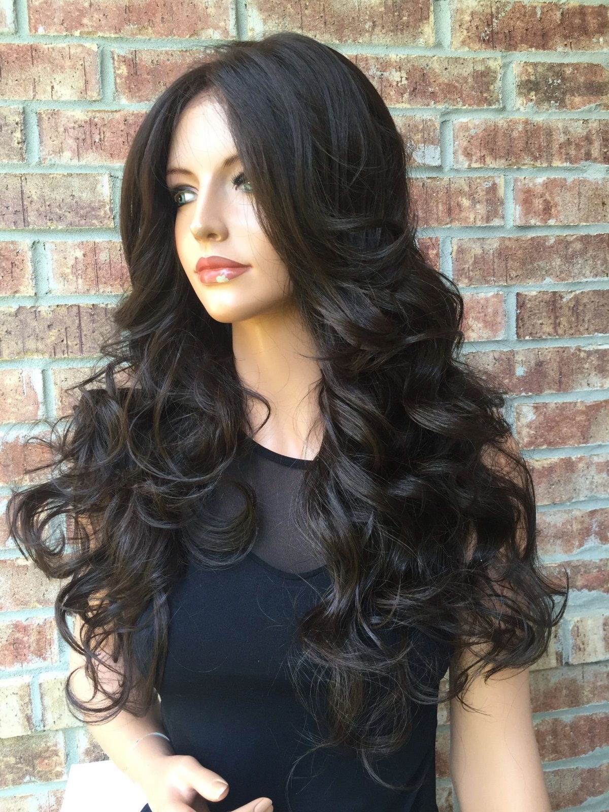 Каскад на длинных черных волосах