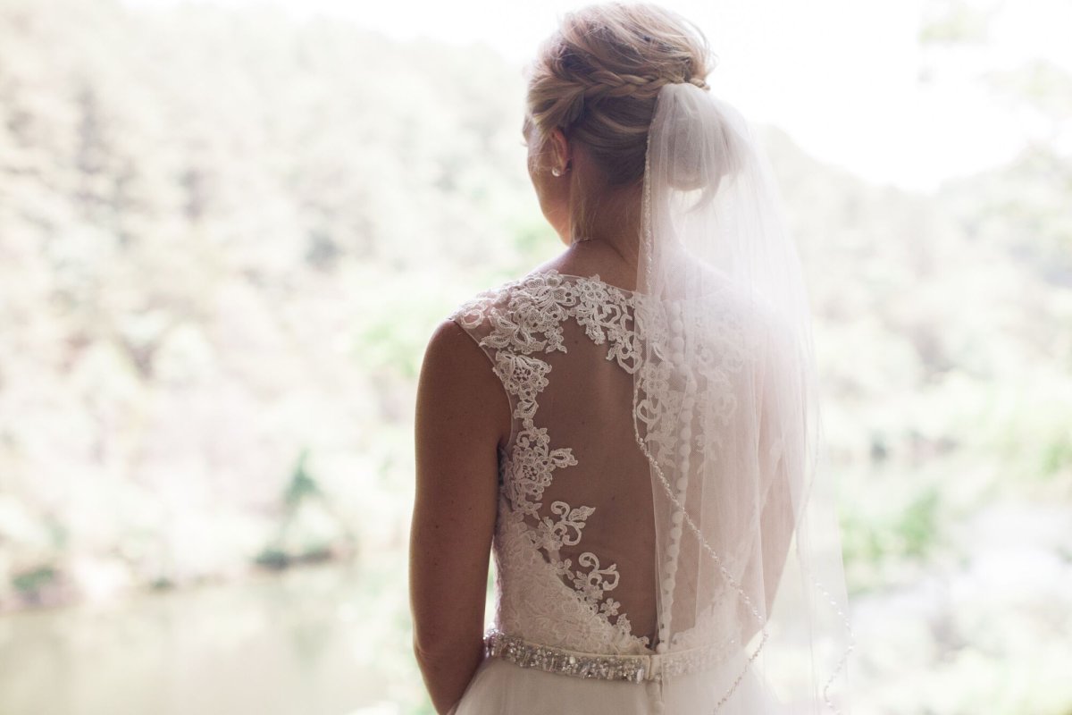 Девушка в платье красивая со спины