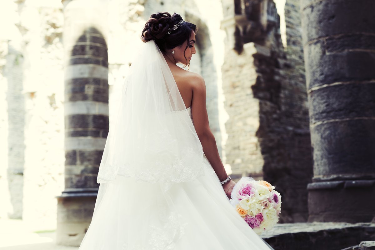 Девушка в свадебном платье