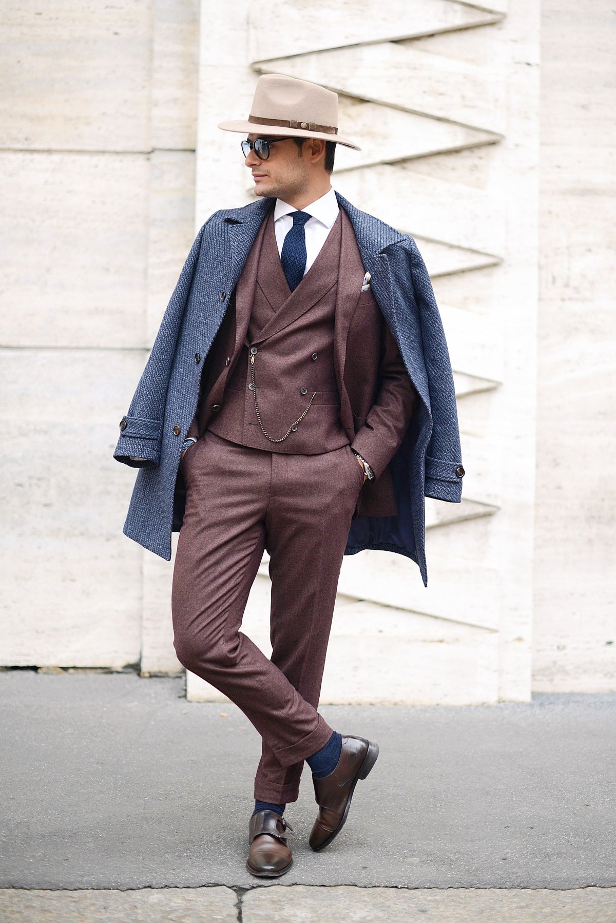 Луки с бежевыми брюками мужские