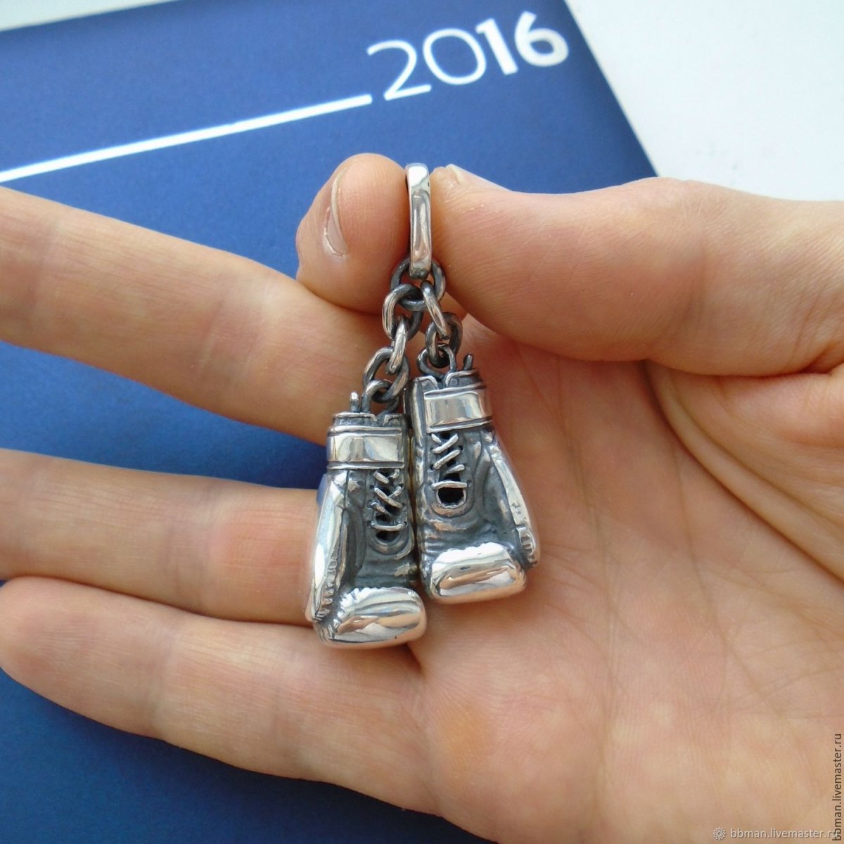 Боксерские перчатки в машину на зеркало