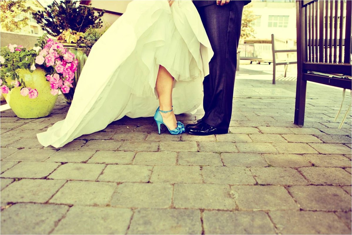 Образ невесты с фиолетовыми туфлями