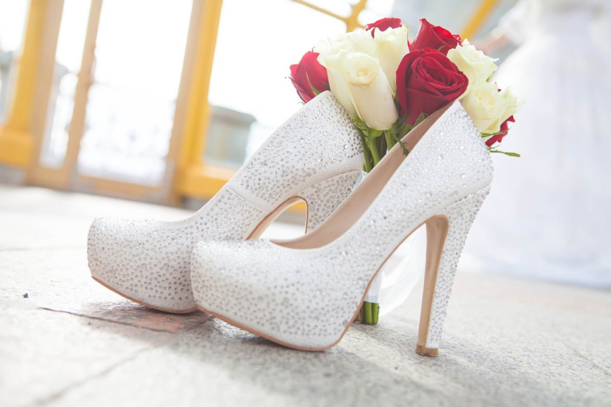 Свадебное платье с цветными туфлями