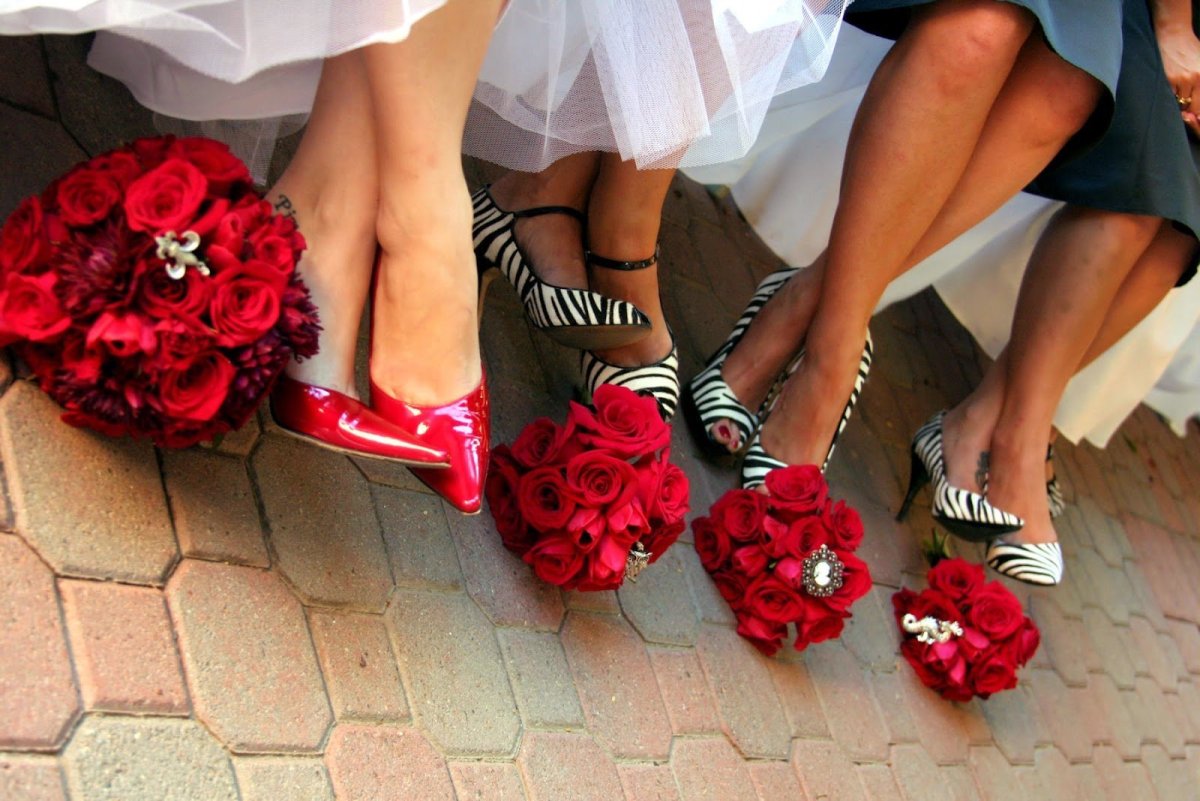 Образ невесты с яркими туфлями
