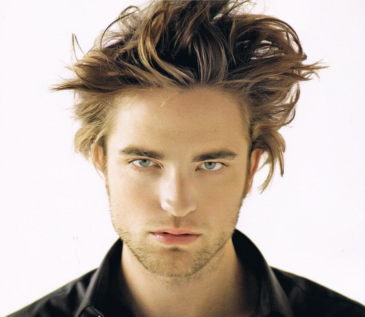 Роберт Паттинсон с длинными волосами