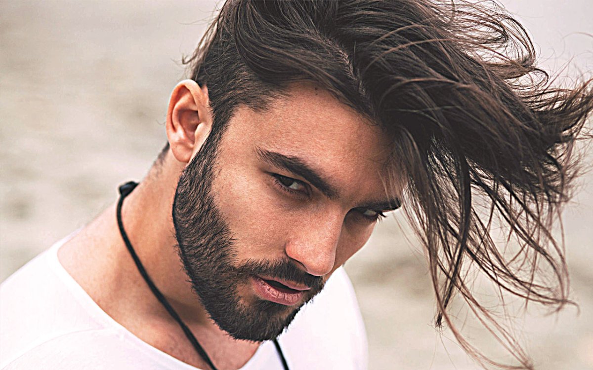 Мужчина с красивыми волосами