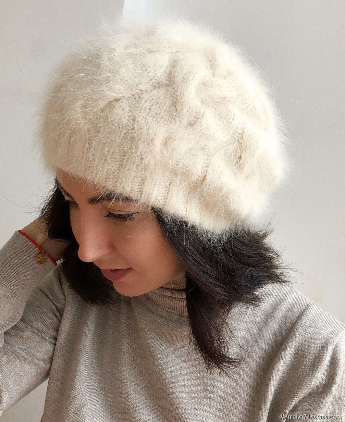 Вязаный берет из ангоры
