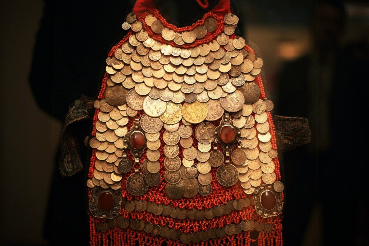 Нагрудник из монет