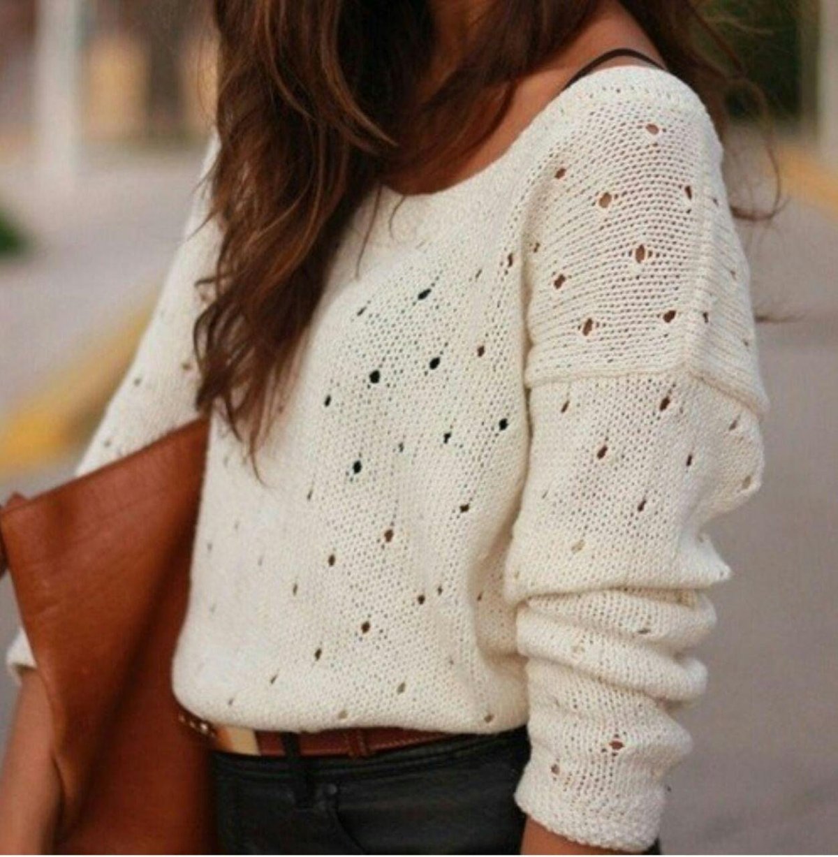 Вязаный свитер с дырками