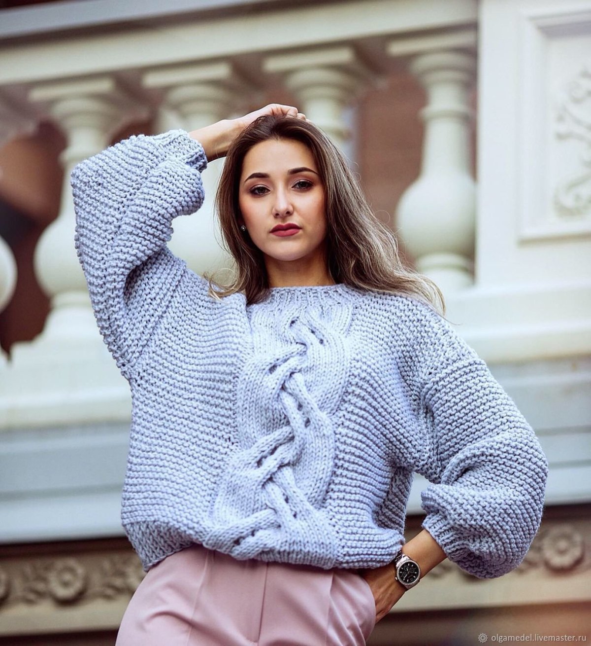 Вязаный свитер женский