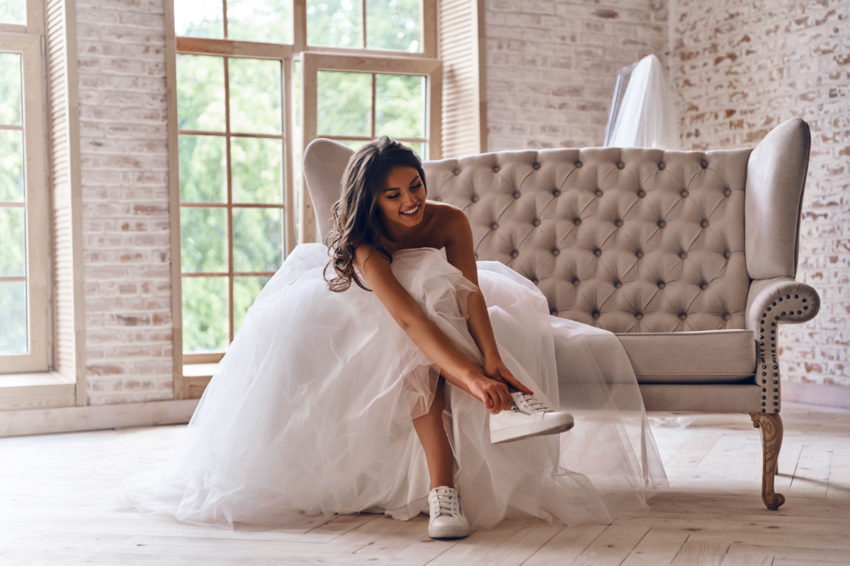 Невеста в кроссовках и в платье