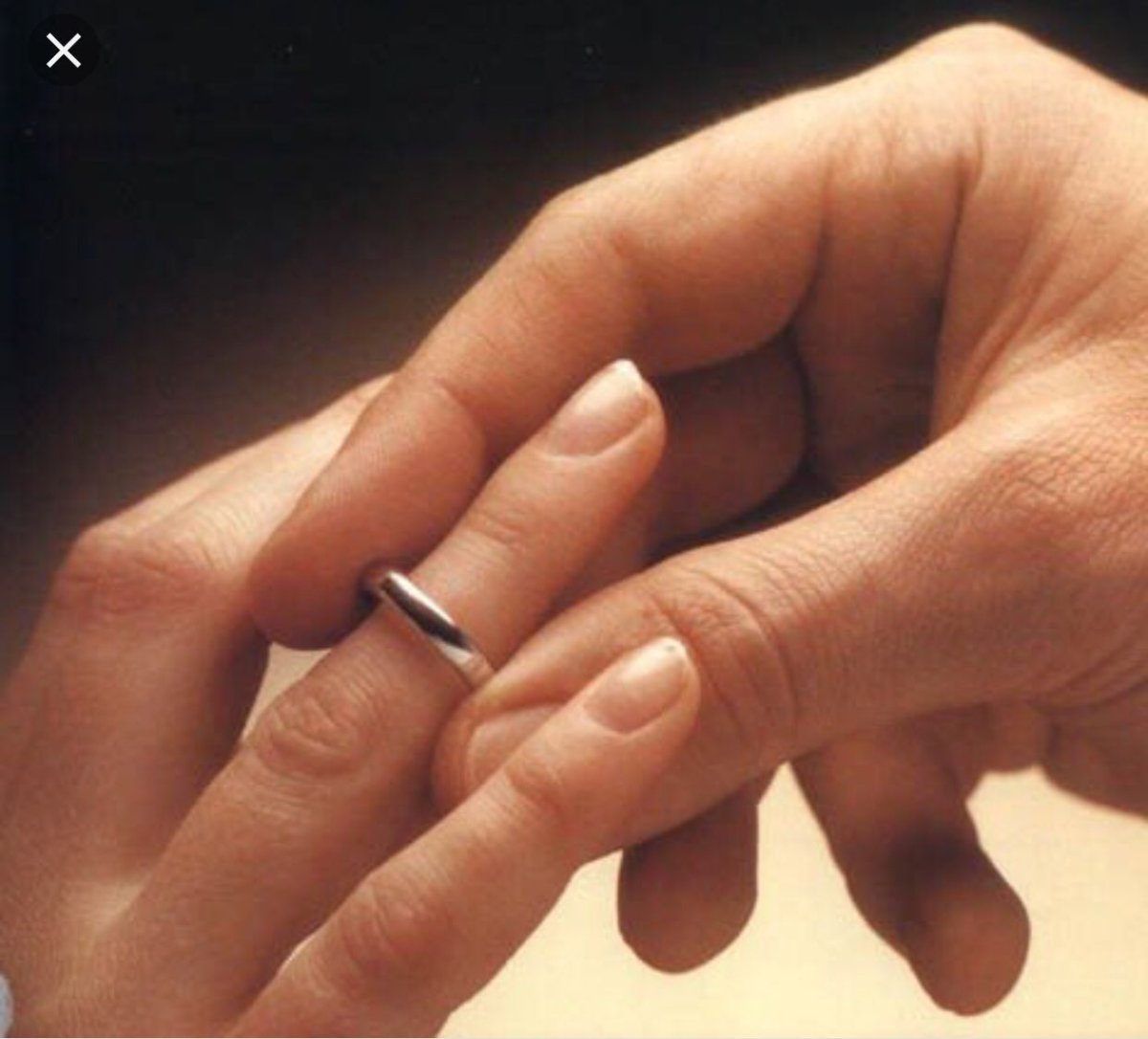 Надевает кольцо на палец