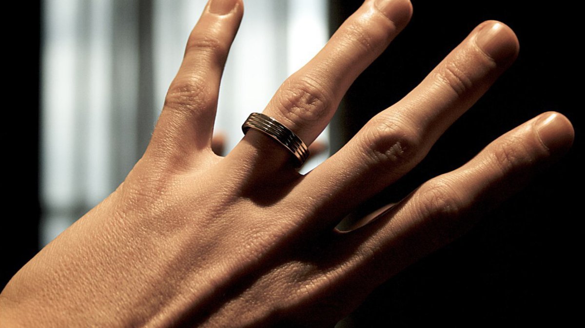 Мужские обручальные кольца на руке