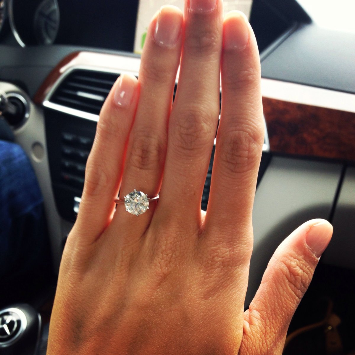 Помолвочное кольцо на руке