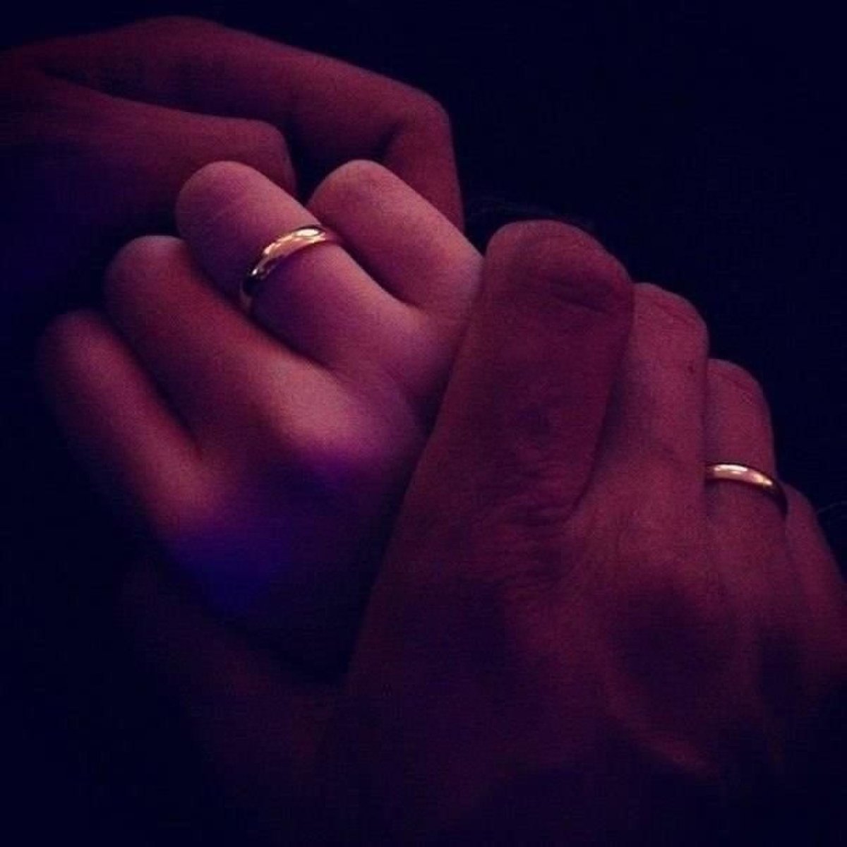 Рука парня и девушки с кольцом