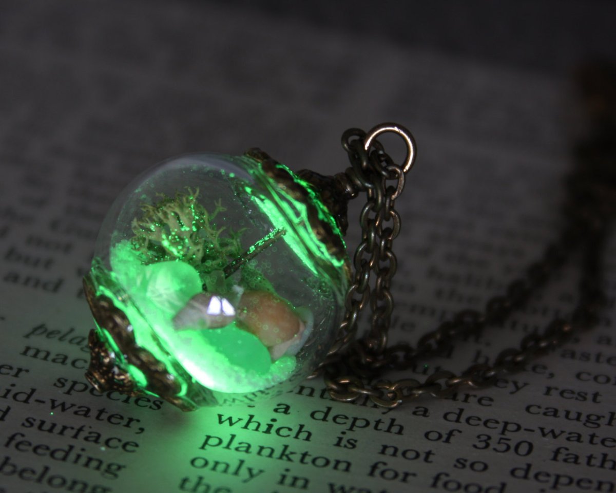 Магический амулет с камнем