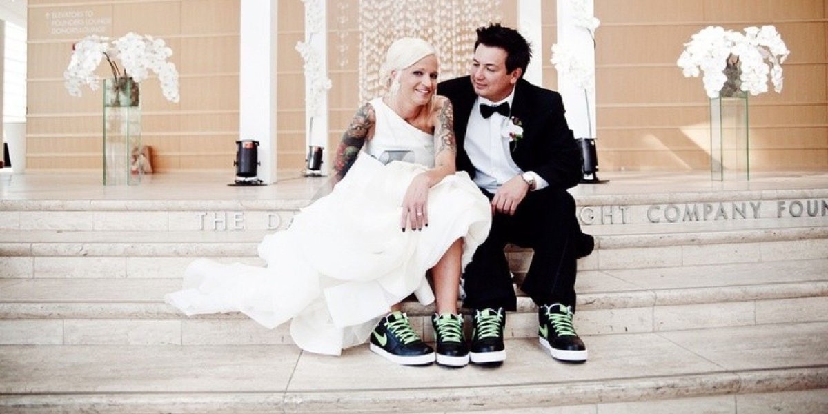 Жених и невеста в кроссовках