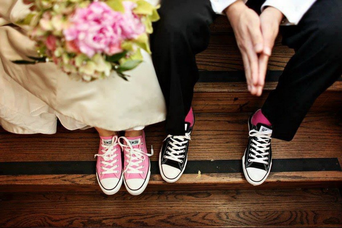 Жених и невеста в кроссовках