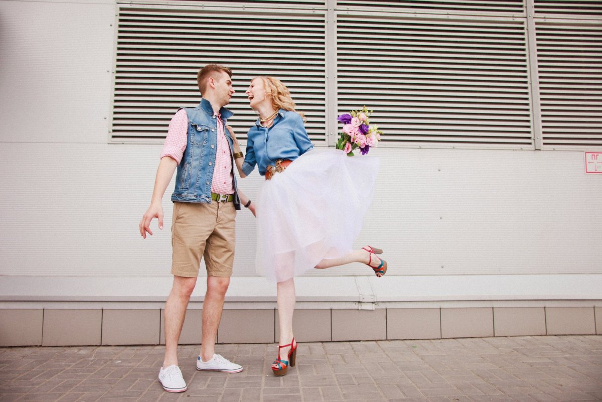 Костюм на свадьбу с кедами