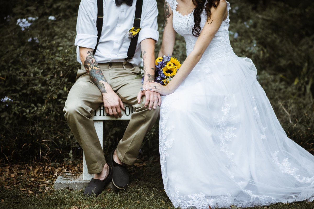 Короткое свадебное платье с кедами