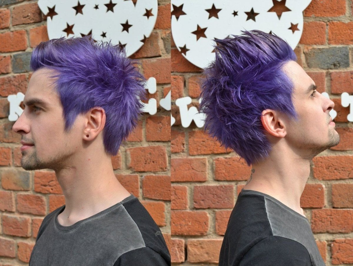 Парень с фиолетовыми волосами
