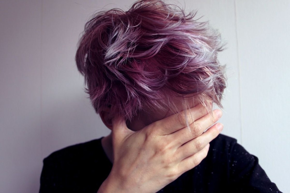 Парень с фиолетовыми волосами