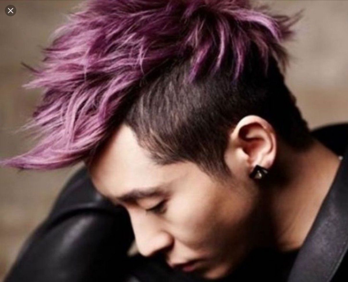 Парень с фиолетовыми волосами