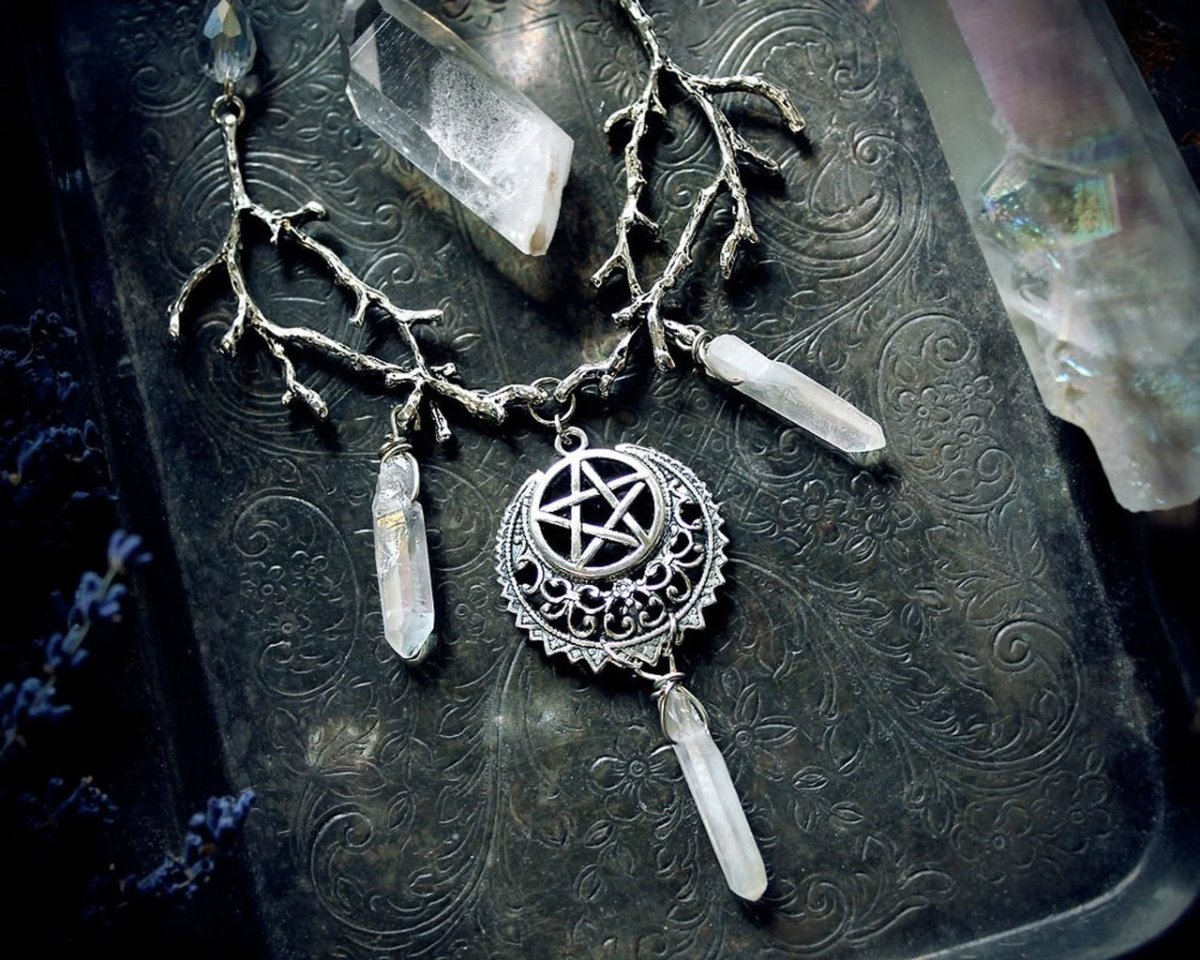 Амулеты полумесяц Викканские