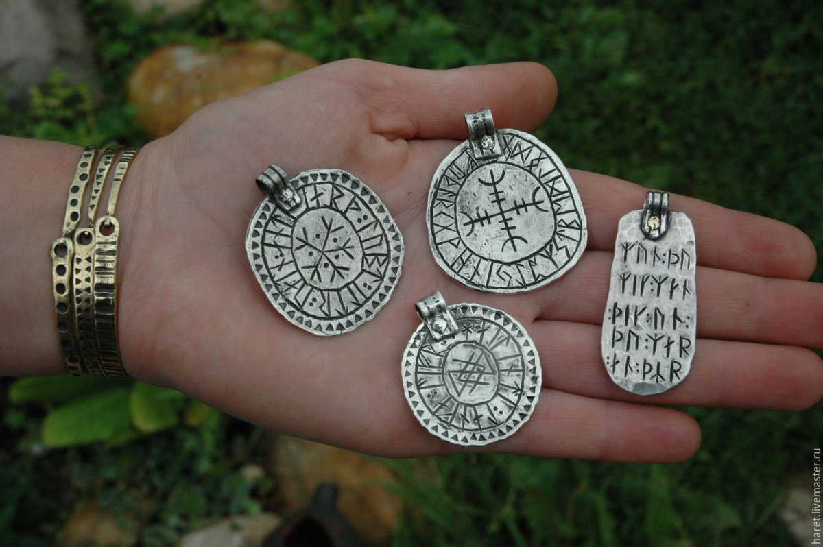 Рунические амулеты