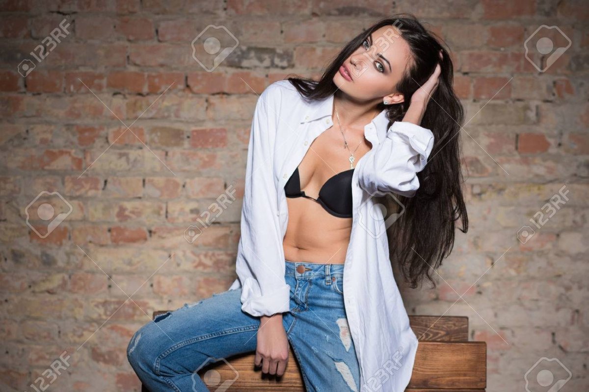 Фотосессия в джинсах и лифчике и рубашке