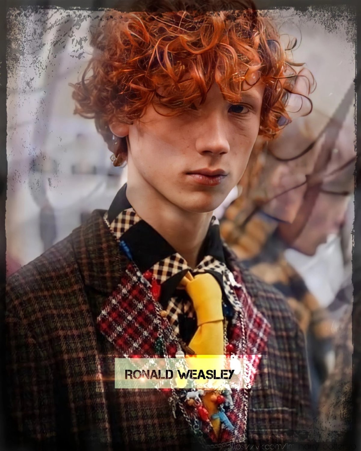 Рыжий кучерявый актер