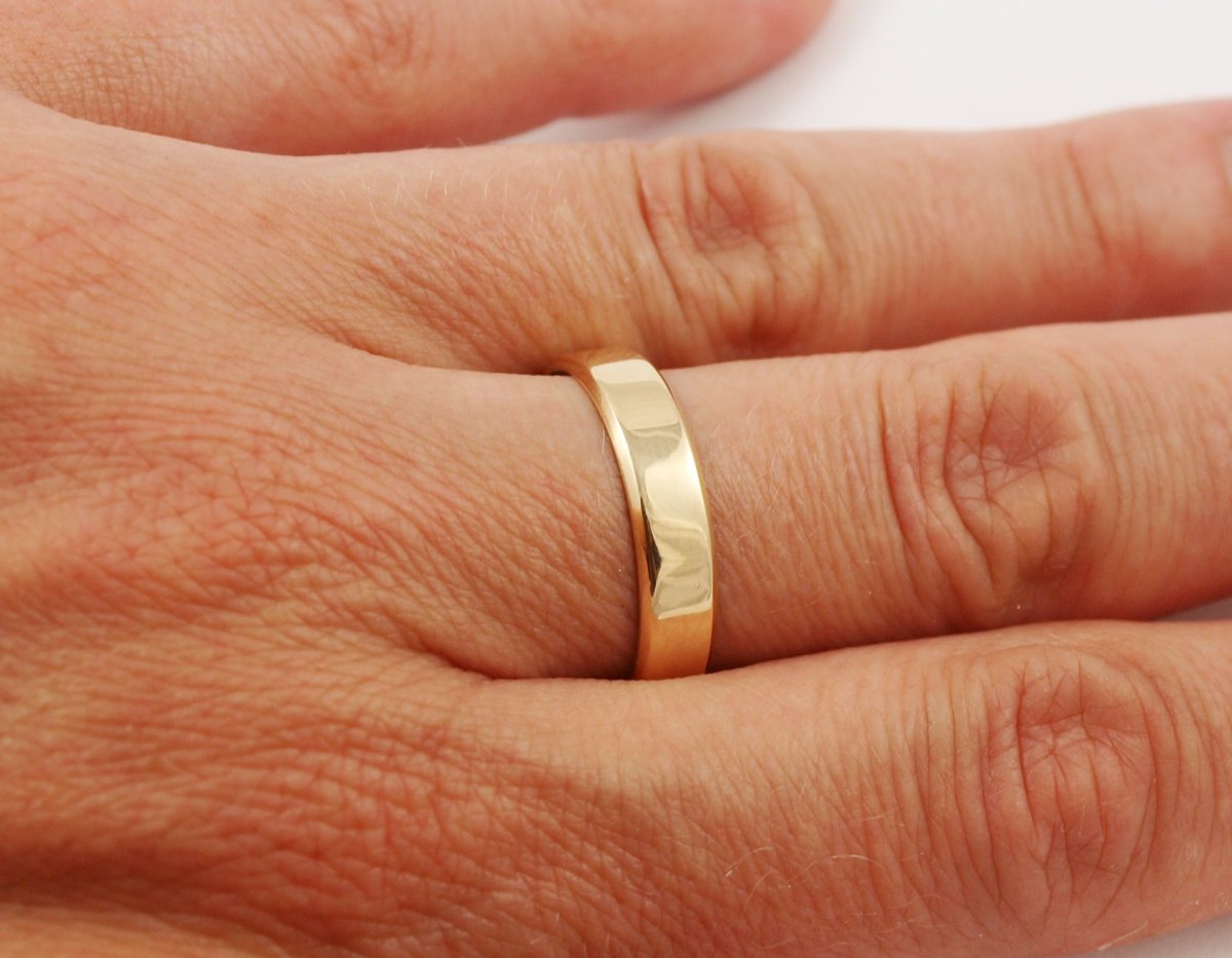 Плоские обручальные кольца на руке