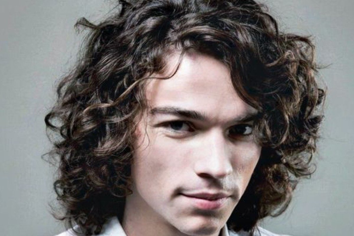 Кудрявый мужчина