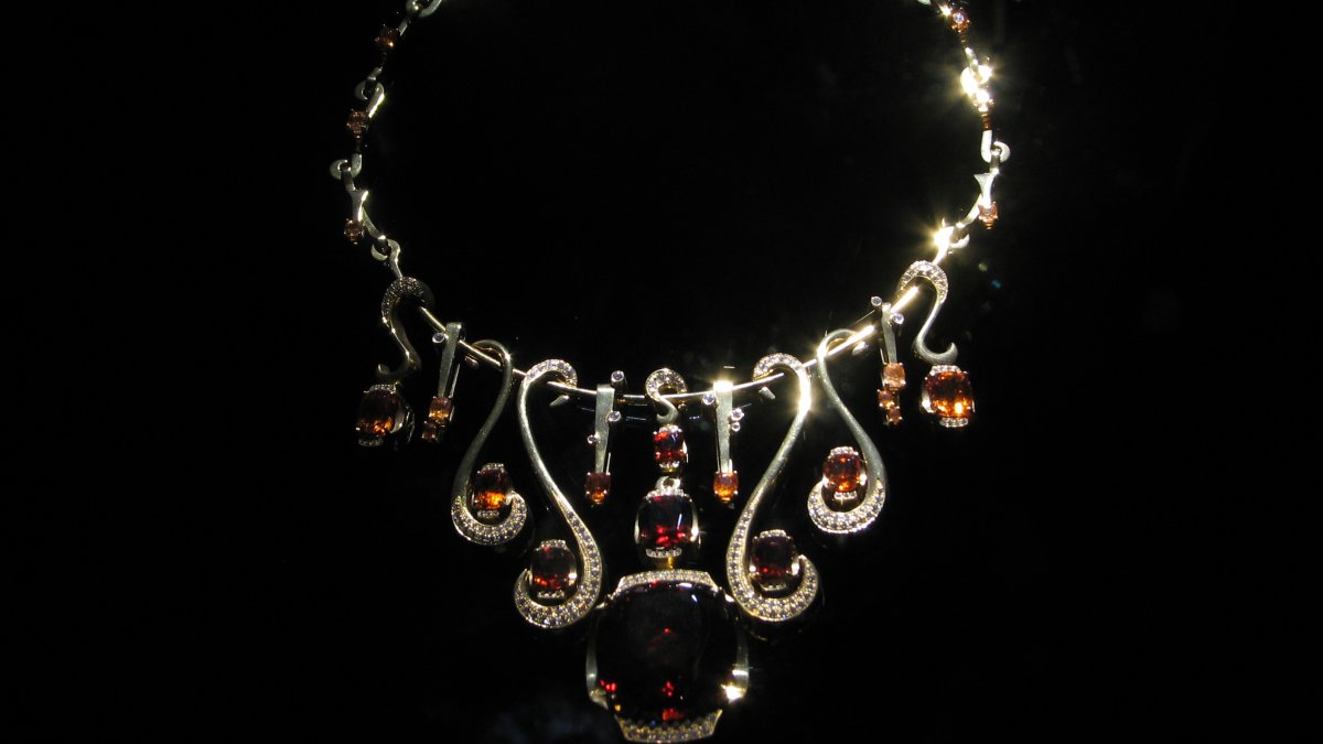 Бижутерия на черном фоне