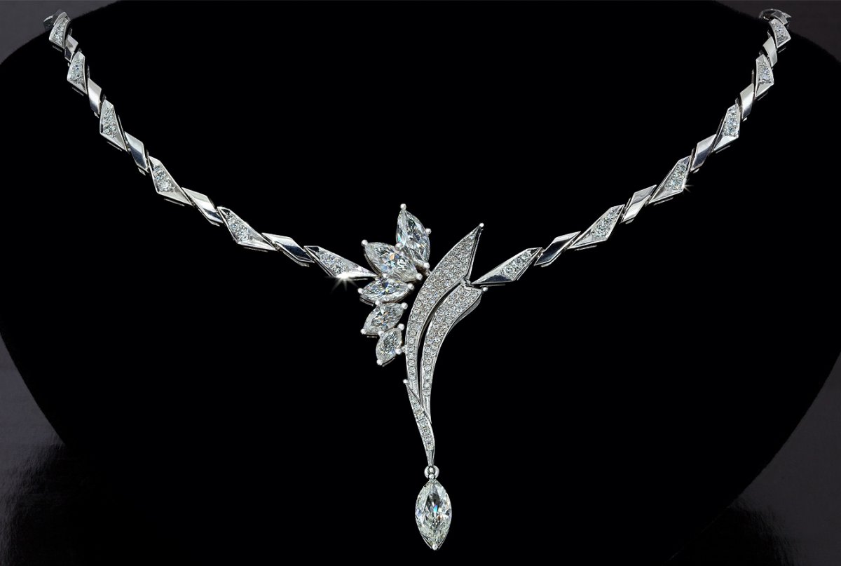 Красивое колье с бриллиантами