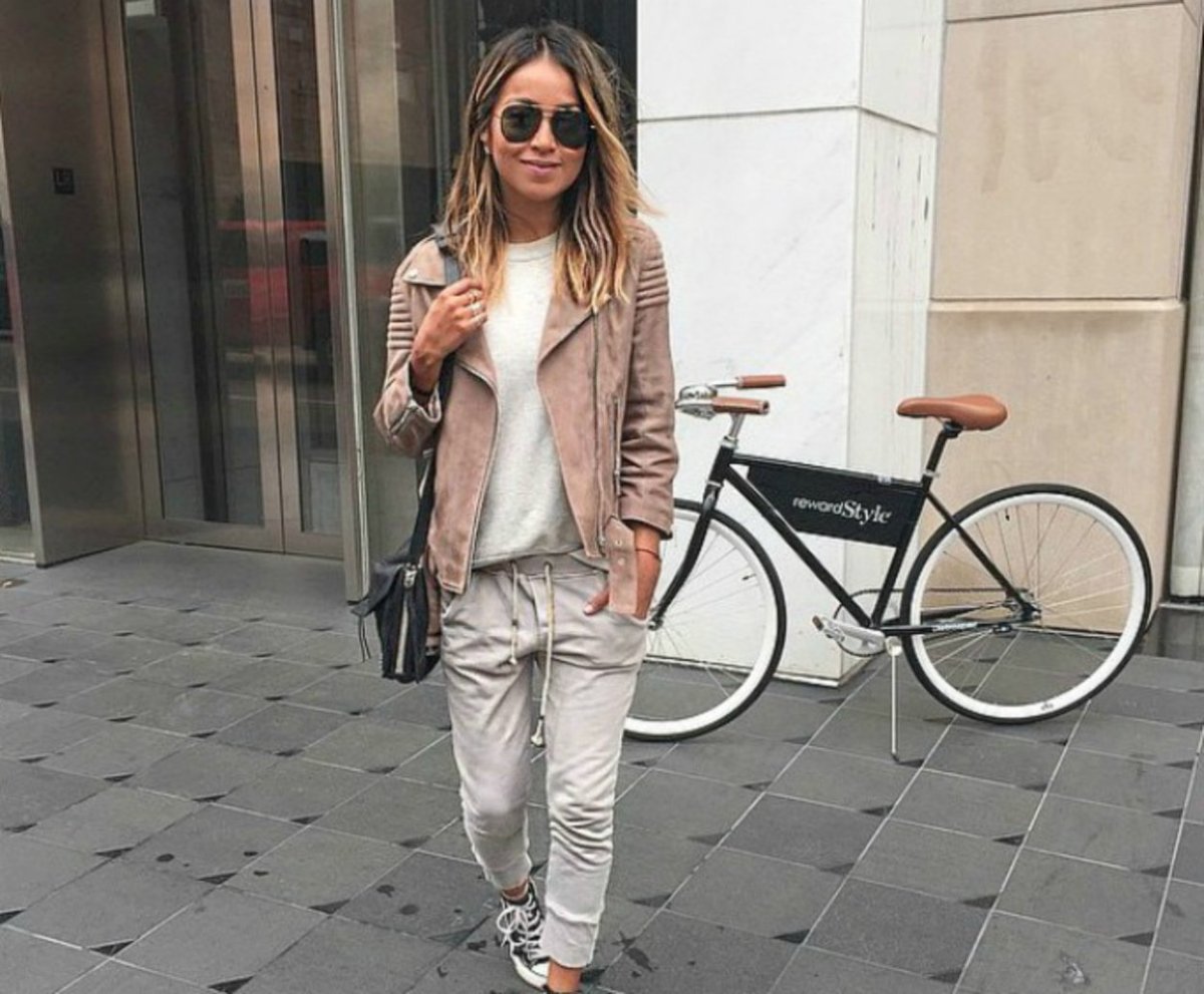 Укороченные брюки с кедами