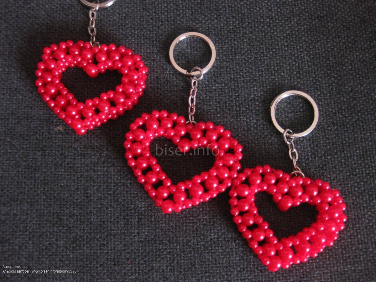 Брелок сердечко из бисера