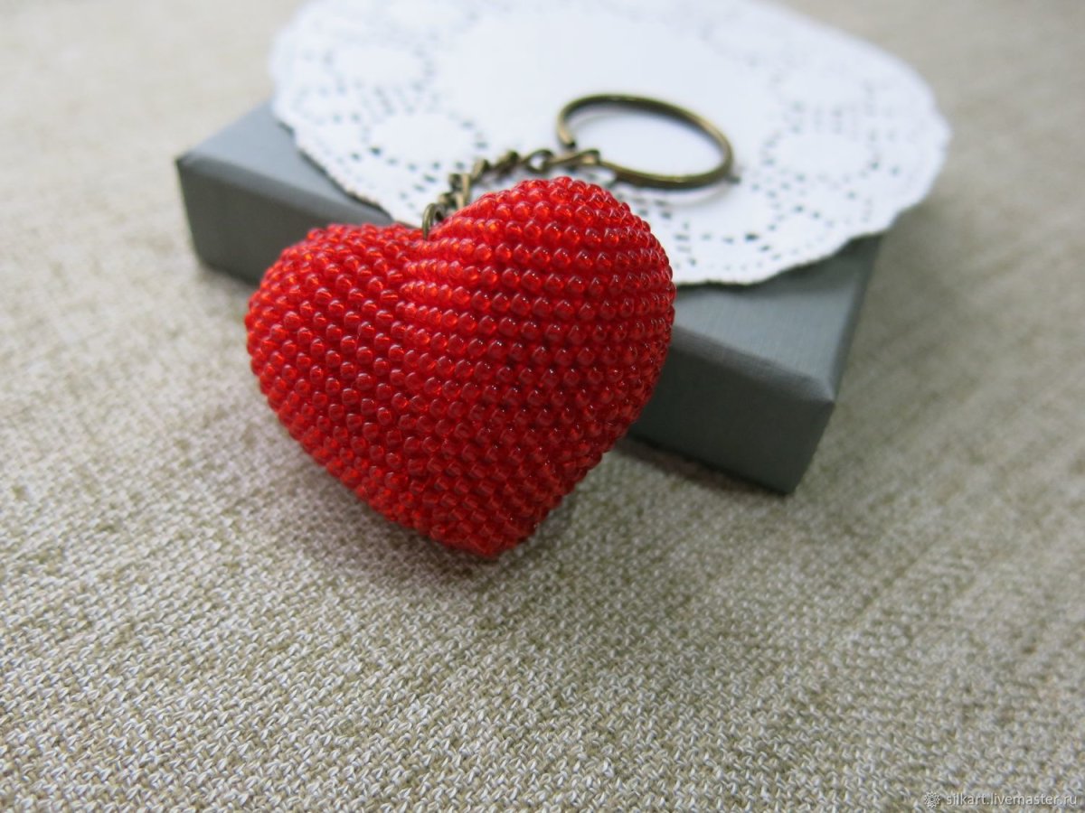 Брелок сердечко из бисера