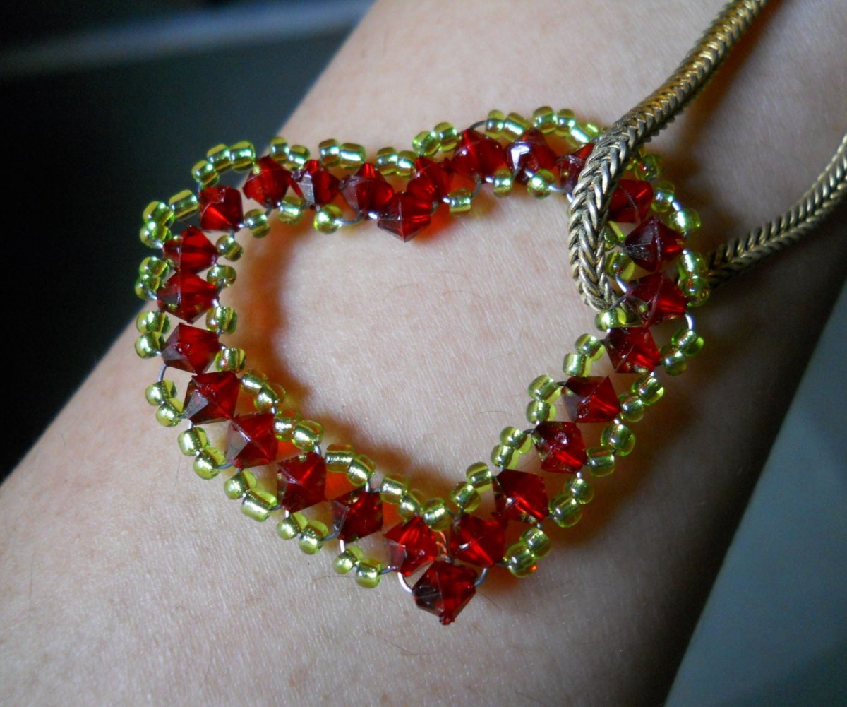 Подвеска сердце из бисера