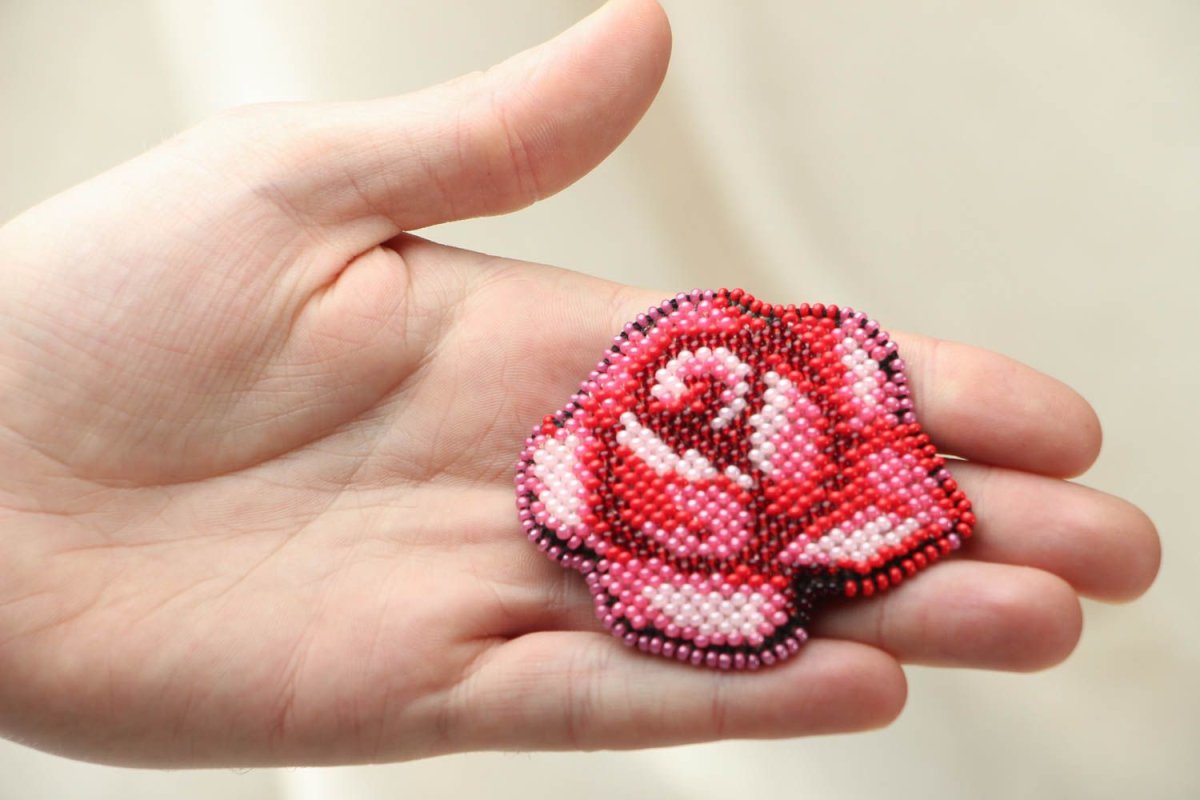 Брошь из бисера цветок