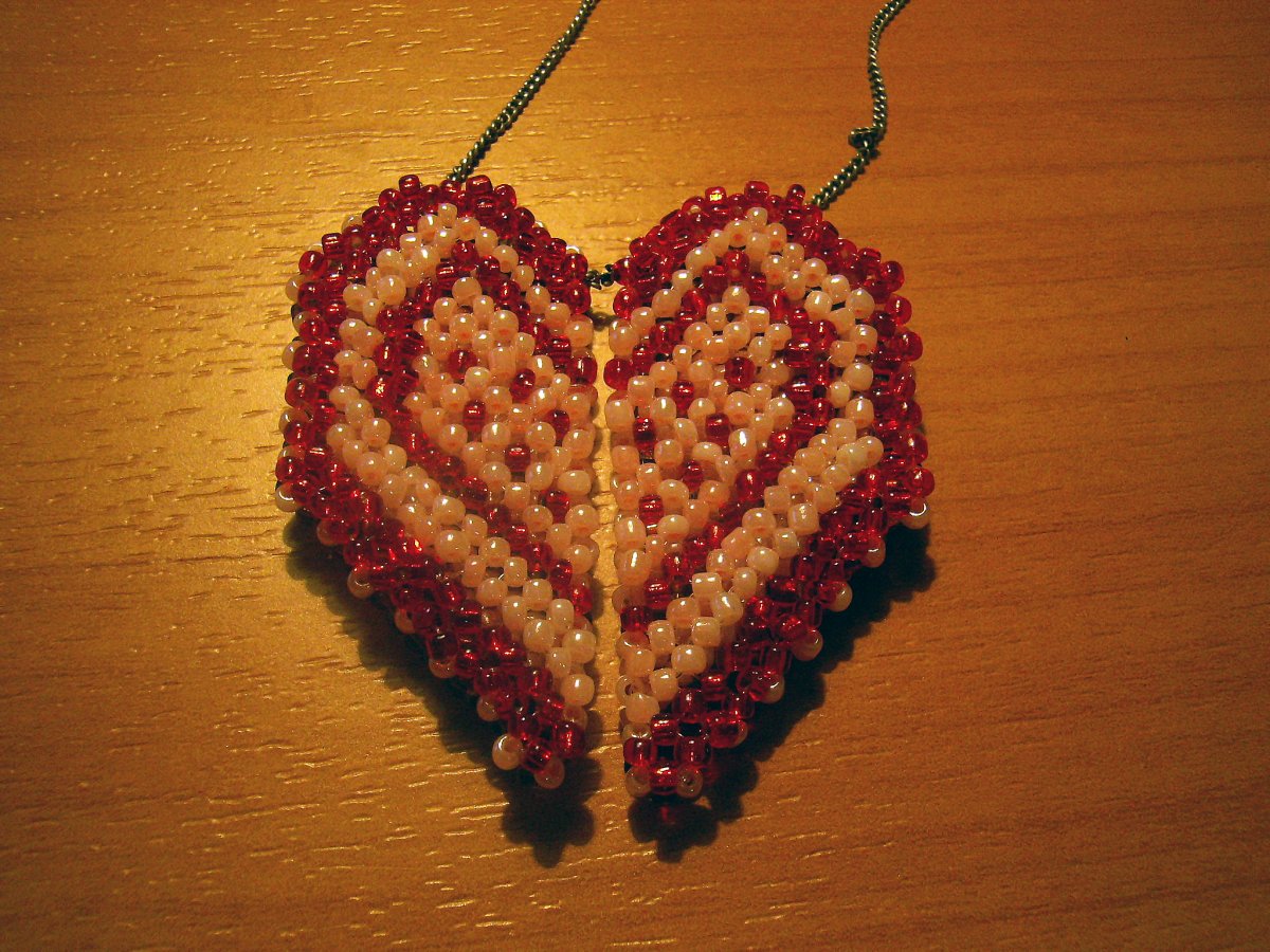 Подвеска сердце из бисера