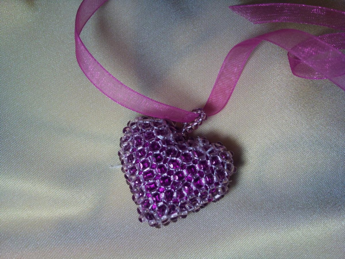 Кулон объемное сердце из бисера