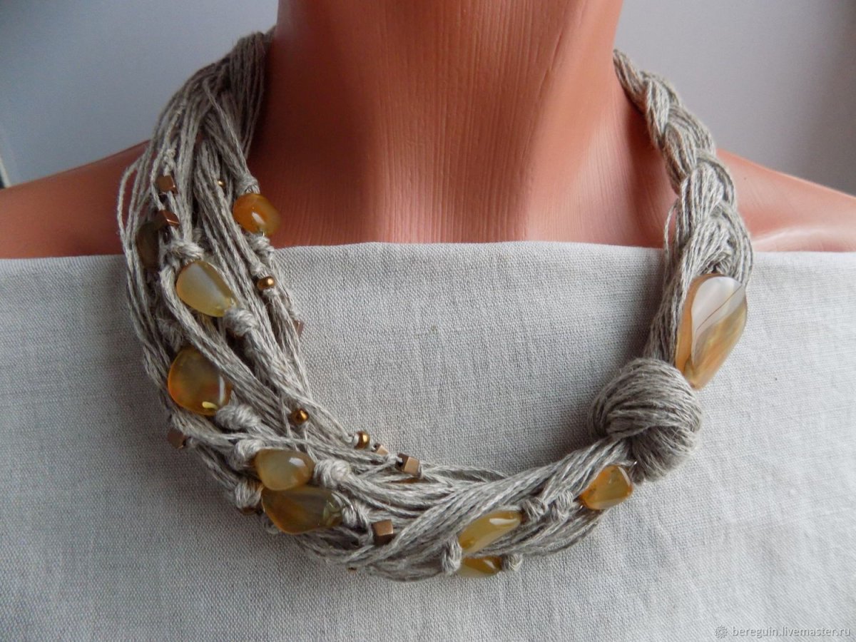 Руки в кружевных перчатках