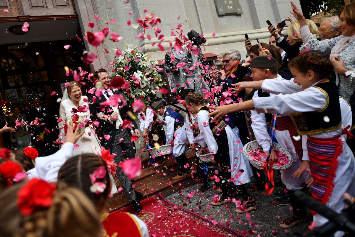 Девушка с флагом Сербии