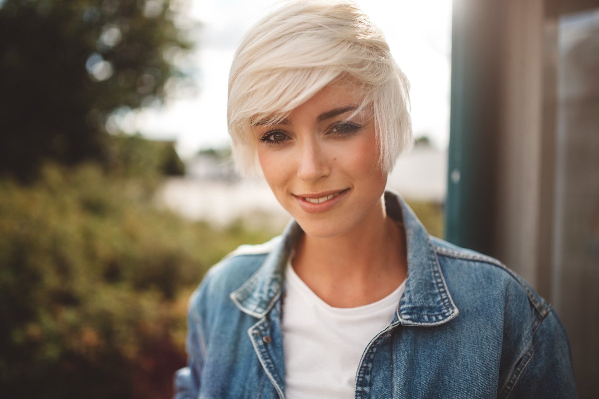 Блондинка с короткими волосами